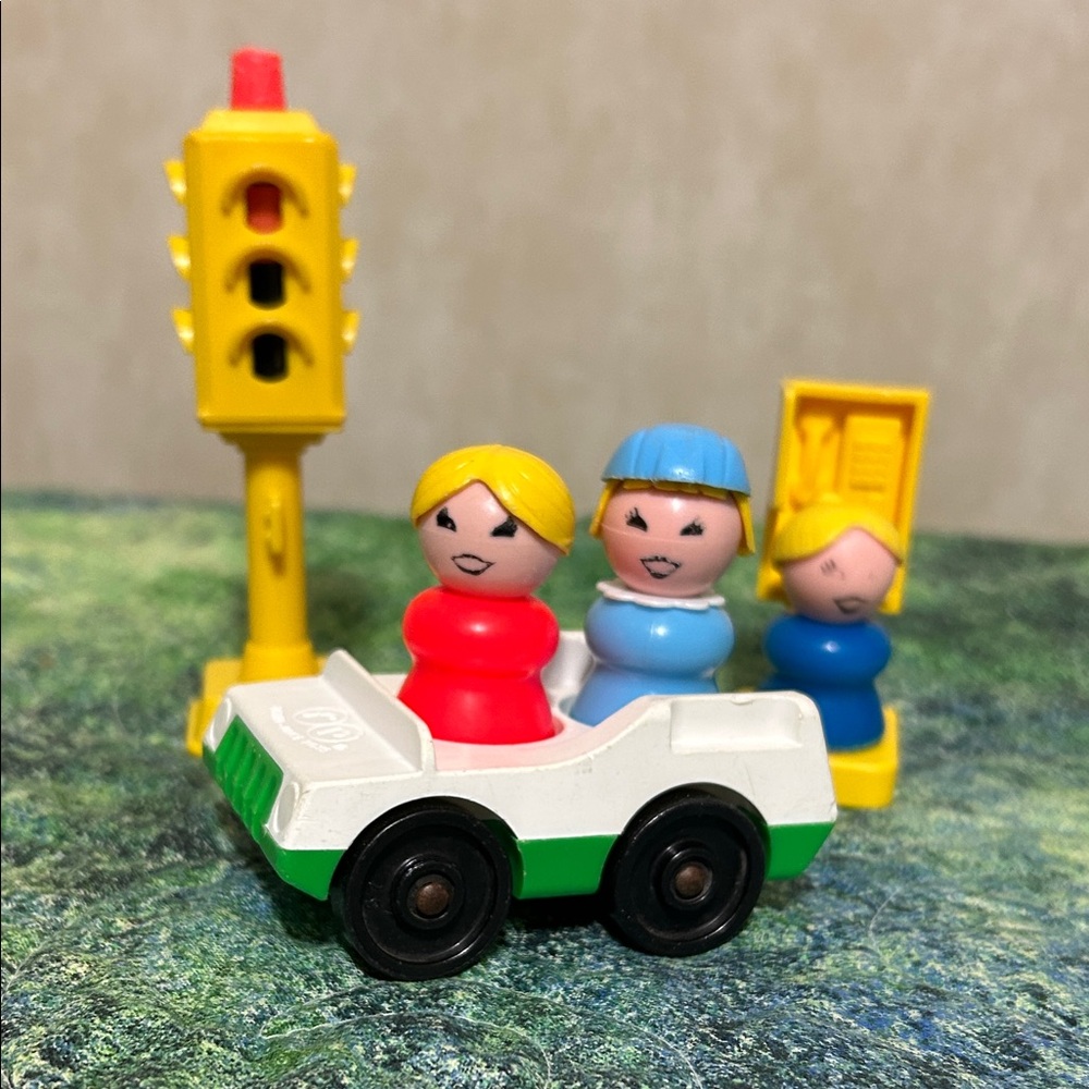 VINTAGE 1986 Fisher Price Toy Car Set with Figures